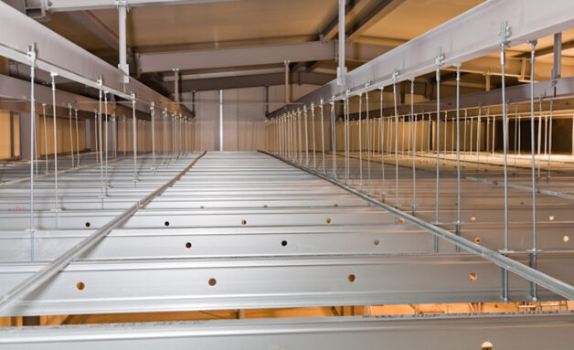 Weitspannträger aus dem Edificio Stahlleichtbausystem von Protektor bei der Anwendung an einem Gymnasium.